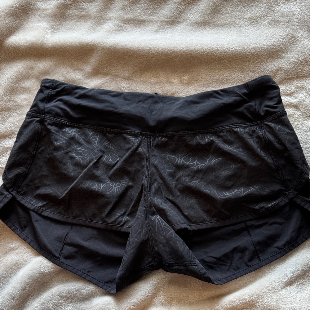 Lululemon speed up low rise lined short, 2.5”, size 8